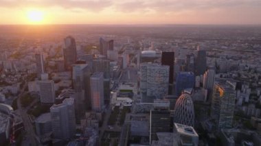 La Defense iş merkezinde bir grup fütürist gökdelen. Romantik günbatımında modern finans bölgesinin havadan görünüşü. Paris, Fransa.