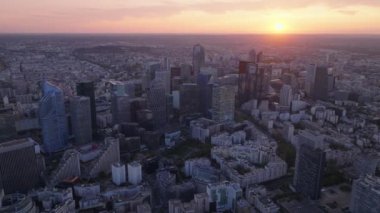Yüksek katlı ofis binaları olan modern iş alanının hava panoramik manzarası. Romantik günbatımına karşı ünlü La Defans. Paris, Fransa.
