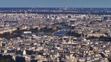 Fransız başkentinin tarihi şehir merkezinin hava görüntüleri. Seine nehri boyunca popüler turistik yerler. Paris, Fransa.