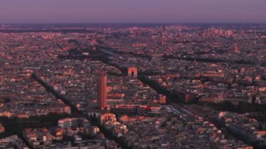 Gün batımında Metropolis 'in havadan görüntüsü. Popüler turistik manzaralı tarihi şehir merkezinin romantik görüntüleri son günışığıyla aydınlatılıyor. Paris, Fransa.