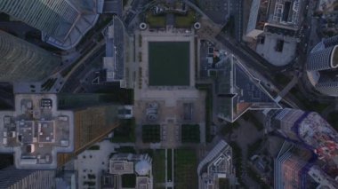 La Defense iş bölgesindeki modern binaların kuş bakışı görüntüleri. Halka açık bir yerin altındaki tünele giden yol. Alacakaranlıkta hava manzarası. Paris, Fransa.