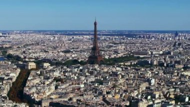 Büyük şehrin geniş açılı görüntüsü. Eiffel Kulesi 'nin görkemli çelik inşaatı Fransız başkentinin önemli turistik simgesi. Paris, Fransa.