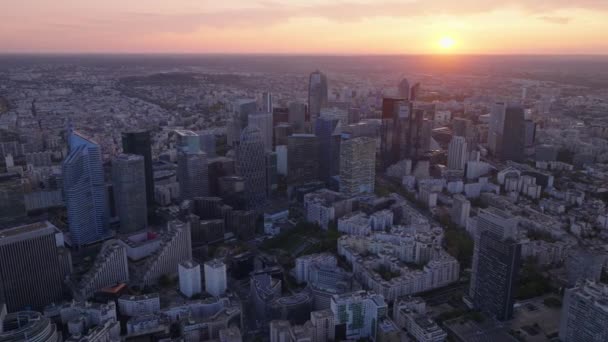 高層オフィスビルを有する近代的なビジネス地区の空中パノラマビュー ロマンチックな夕日空に対する有名なラ ディフェンス フランス — ストック動画