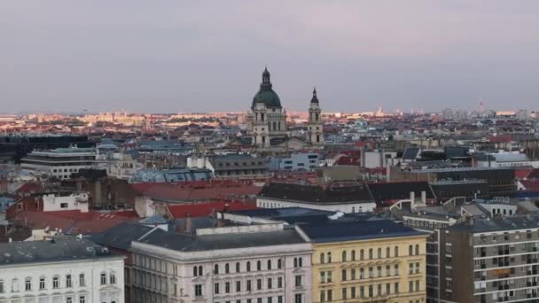 Leť Nad Budovami Metropoli Věže Szenta Istvana Baziliky Vyčnívají Při — Stock video