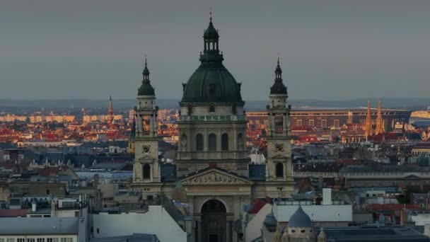 Letecký Snímek Záběry Kostelních Věží Proti Budovám Městě Osvětlené Zapadajícím — Stock video