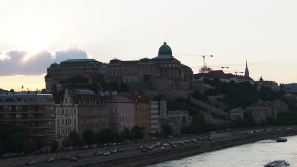 Исторический Замок Буда Над Дунаем Сумерках Машины Едут Набережной Будапешт — стоковое видео