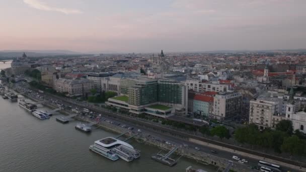 Letecké Panoramatické Záběry Historické Městské Čtvrti Soumraku Pozpátku Odhalit Dunaj — Stock video