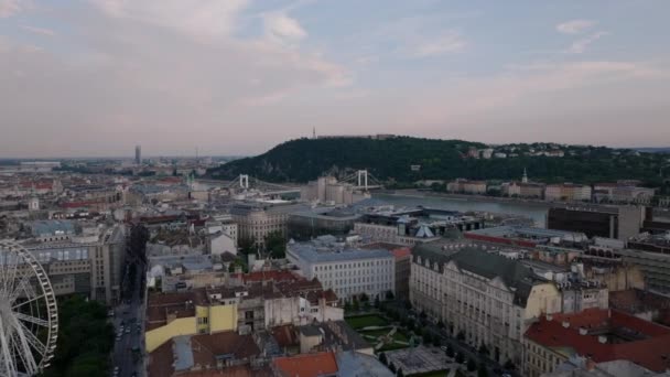 夕暮れの歴史的な市内中心部の建物の上を飛行してください 広いダヌーブ川とエルハイラット橋を明らかにする ブダペスト ハンガリー — ストック動画