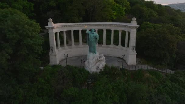 公園のセントゲラート像と歴史的な観光モニュメントの映像を引き戻します 木や道を明らかにする 車が道路を走っている ブダペスト ハンガリー — ストック動画