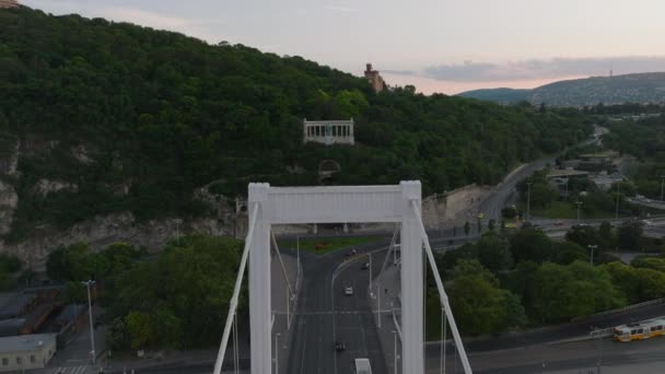 Backwards Reveal Erzsebet Bridge Wide Danube River Twilight Vehicles Driving — Stock Video
