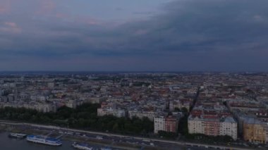 Alacakaranlıktaki yerleşim yerlerinin panoramik hava manzarası. Metropolis 'teki çok katlı apartman blokları. Budapeşte, Macaristan.