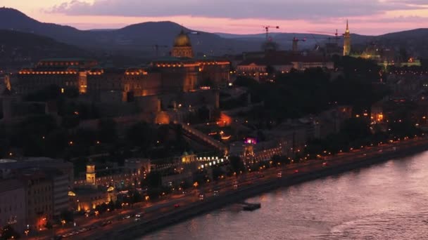 Buda Castle Complex Hoog Boven Donau Schemering Verlicht Zicht Tegen — Stockvideo