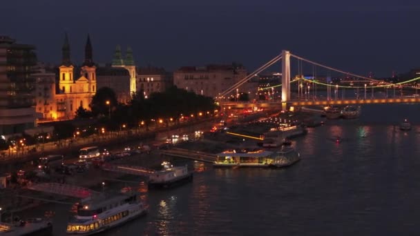 Meşgul Rıhtımın Hava Görüntüleri Elisabeth Köprüsü Nün Aydınlatıldığı Kıyıya Demirlemiş — Stok video