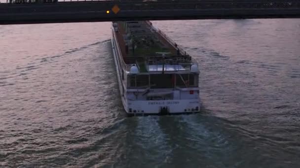 Fly Sightseeing Boat Passing Bridge People Top Deck Twilight Time — Stock Video