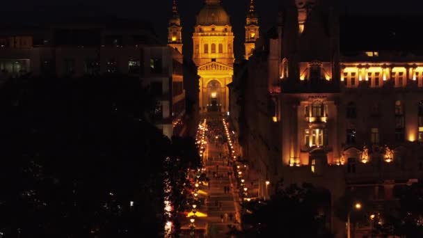 Aerial View Busy Pedestrian Zone Front Szent Istvan Bazilika Illuminated — Stock Video