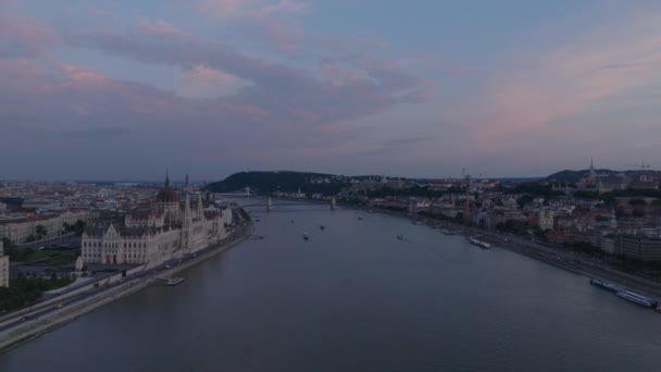 Widok Lotu Ptaka Dunaj Węgierskim Parlamencie Zachodzie Słońca Szeroki Ciek — Wideo stockowe