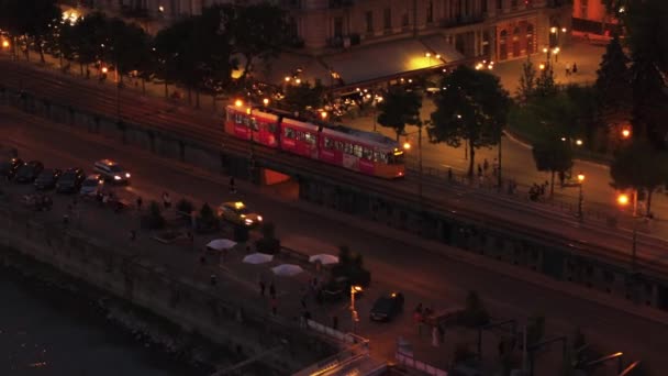 Spurensicherung Der Straßenbahn Den Straßen Der Abendstadt Beleuchtete Uferpromenade Mit — Stockvideo
