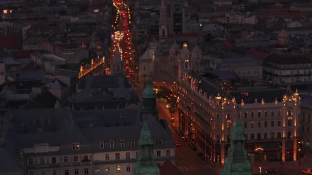 Letecký Snímek Pánev Rušné Ulice Večerním Městě Vozidla Jedoucí Víceúrovňové — Stock video