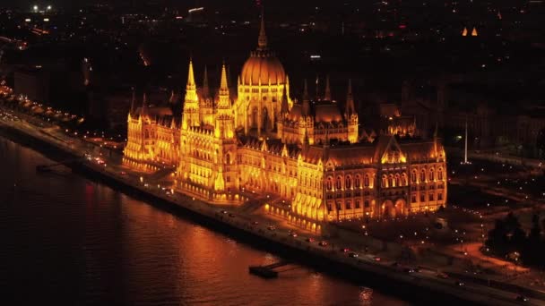 Geweldige Opname Van Verlichte Hongaarse Parlementsgebouw Nachts Luchtfoto Glijbaan Pan — Stockvideo