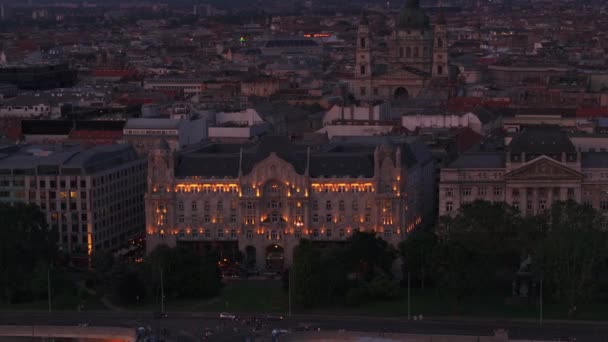 Tobogán Aéreo Panorámica Del Palacio Histórico Iluminado Urbanización Metrópolis Atardecer — Vídeos de Stock