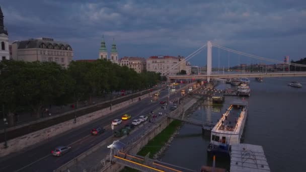 Şehrin Rıhtım Boyunca Demirlemiş Teknelerin Üzerinden Nehir Boyunca Yoğun Bir — Stok video