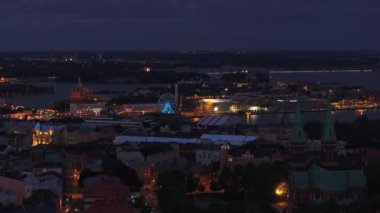 Gece şehrinin havadan panoramik görüntüsü. Rıhtımdaki kilise kuleleri ve turistik yerler. Helsinki, Finlandiya.