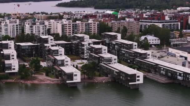 滨海现代公寓建筑群的空中滑行和平底锅拍摄 城市住宅区 芬兰赫尔辛基 — 图库视频影像