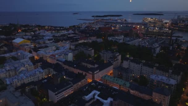 Előre Repülnek Lakóövezetek Felett Alkonyatkor Kikötő Tenger Partján Háttérben Helsinki — Stock videók