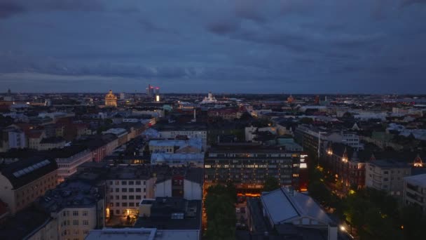 黄昏时分 前进在大城市上空飞行 大都市建筑物的夜间录像 芬兰赫尔辛基 — 图库视频影像