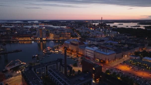 黄昏时分 前进在城市上空飞行 汽车在海滨路上行驶 前港口的现代建筑 芬兰赫尔辛基 — 图库视频影像