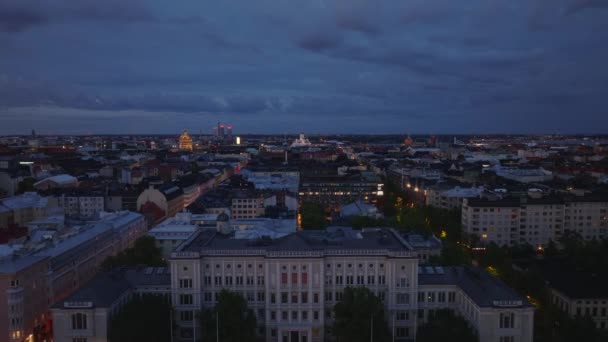 城市的夜间航拍 市区街道两旁一排排多层的城镇建筑 芬兰赫尔辛基 — 图库视频影像