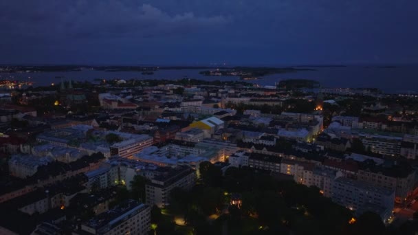 フォワードは 夕暮れ時に住宅都市のボロにあるアパートの建物のブロックの上を飛ぶ 都市の夕方 背景にある島々との海岸 ヘルシンキ フィンランド — ストック動画