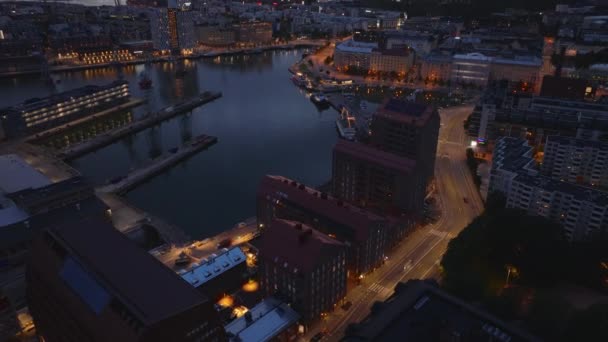 Vue Angle Élevé Des Bâtiments Résidentiels Sur Côte Côté Port — Video