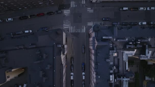 자치구의 건물과 거리의 아래로 도로를 자동차 도시의 스토리 아파트 헬싱키 — 비디오