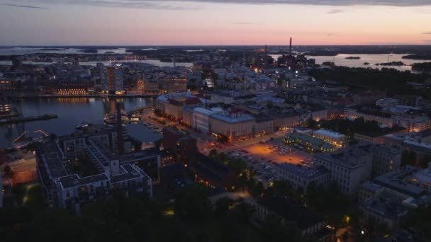 沿海社区的城镇发展 黄昏时分 城市里的现代建筑和传统建筑混合在一起 芬兰赫尔辛基 — 图库视频影像