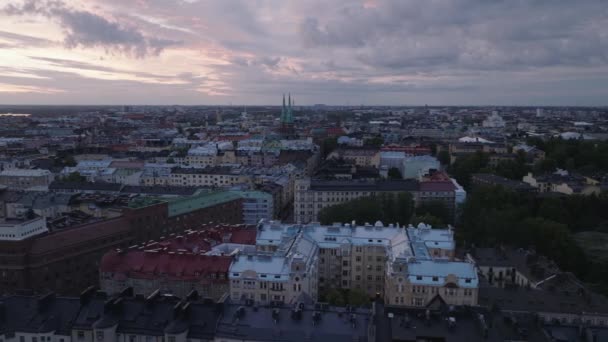 Flygfoto Metropolen Skymningen Lägenhetshus Och Höga Kyrktorn Stadsdelen Helsingfors Finland — Stockvideo