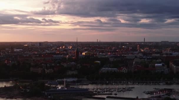 Luftaufnahme Der Stadt Bei Sonnenuntergang Boote Der Marina Vordergrund Wohnhäuser — Stockvideo