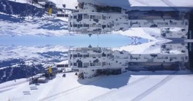 Kışın Alpler 'de kayak yaparak, turistik tatil köyünde güneşli bir gün. Laax, İsviçre. Soyut bilgisayar efekti dijital oluşturulmuş görüntüler.