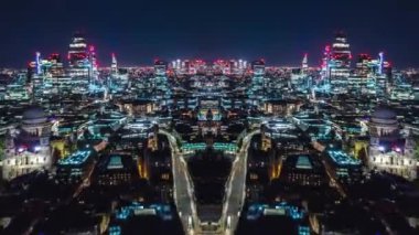 Metropolis 'teki şehir gelişiminin hava panoramik hızlandırılmış görüntüsü, ışıklı pencereli yüksek binalar. Londra, İngiltere. Soyut bilgisayar efekti dijital oluşturulmuş görüntüler.
