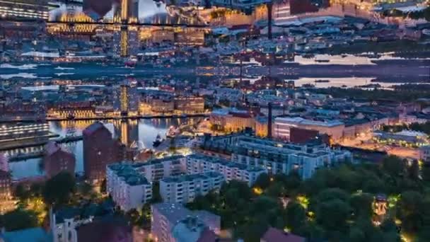 青い時間に照らされた通りや建物の上を飛ぶ 夕暮れ時に大都市のハイパーラップショット ヘルシンキ フィンランド 抽象的なコンピュータ効果デジタル構成された映像 — ストック動画