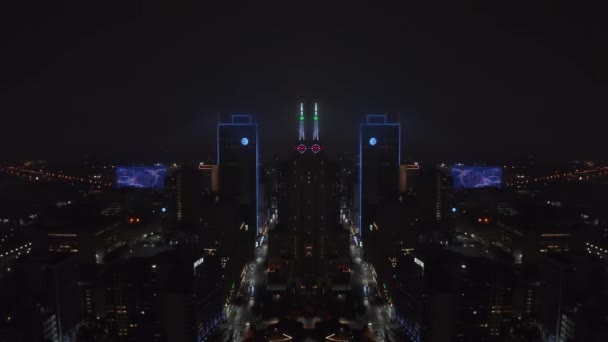 Letecké Záběry Nočního Města Osvětlovaly Obrysy Výškových Budov Centru Města — Stock video