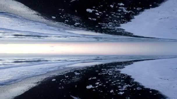 Vola Sopra Spiaggia Nera Parzialmente Coperta Neve Ghiaccio Sabbia Vulcanica — Video Stock