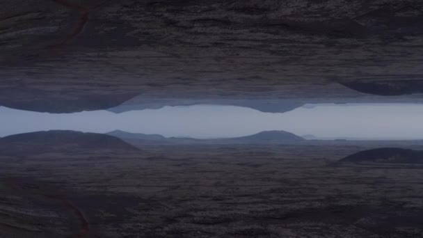 砂漠化した風景 夕暮れのアイスランドの自然観 抽象的なコンピュータ効果デジタル構成された映像 — ストック動画
