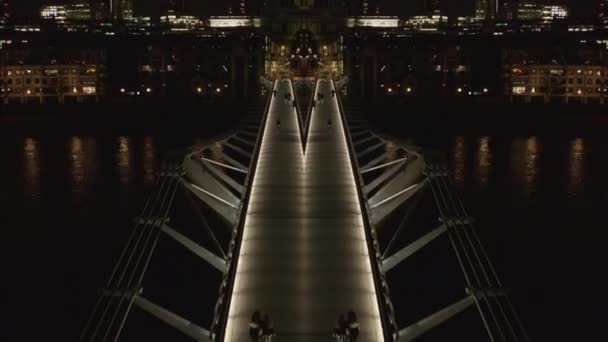 人们在夜间市中心的河上走人行天桥 计算机效果数字合成镜头 — 图库视频影像
