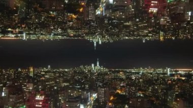 Geceleri Metropolis 'in hava panoramik hiperhızlandırılmış görüntüsü. NYC, ABD. Soyut bilgisayar efekti dijital oluşturulmuş görüntüler.