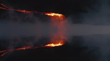 Aktif volkanın havadan görüntüsü. Kaynar lav ve akşam patlamaları. İzlanda. Soyut bilgisayar efekti dijital oluşturulmuş görüntüler.