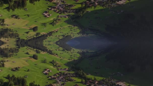 Krásné Horské Údolí Domy Zelenými Loukami Gstaad Švýcarsko Abstraktní Počítačový — Stock video