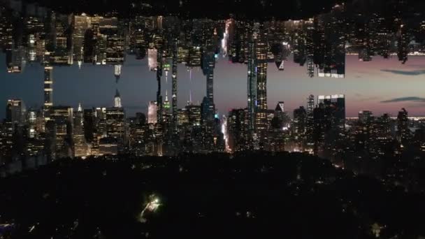夜の大都市の近代的なダウンタウンの高層ビュー ニューヨーク アメリカ合衆国 夕暮れ時に空に向かってシルエットのハイラップショット 抽象的なコンピュータ効果デジタル構成された映像 — ストック動画