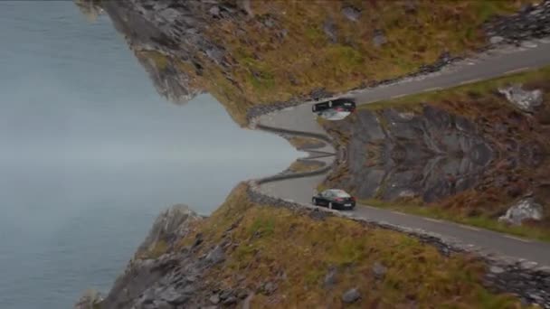 Seguimiento Conducción Automóviles Sinuosa Carretera Largo Costa Del Mar Irlanda — Vídeos de Stock