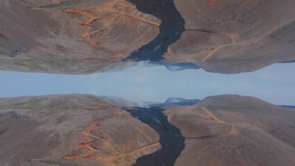 Letecký Panoramatický Pohled Čerstvý Černý Lávový Potok Krajině Island Abstraktní — Stock video